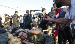 Hình ảnh cảnh sát cứu binh sĩ bị kẹt trong cuộc đảo chính ở Thổ Nhĩ Kỳ